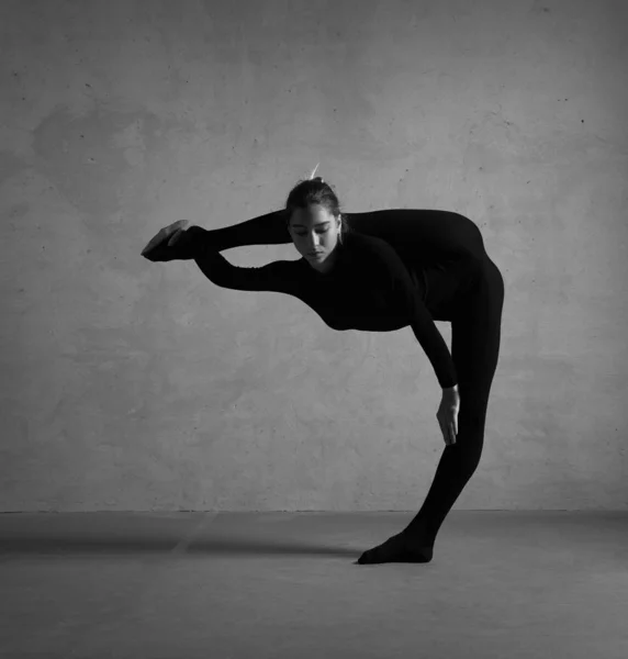 Gimnasta Flexible Pose Traje Negro Foto Blanco Negro —  Fotos de Stock