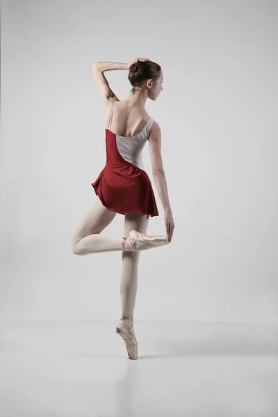 Bailarina Posando Zapatos Puntiagudos Vestido Rojo —  Fotos de Stock