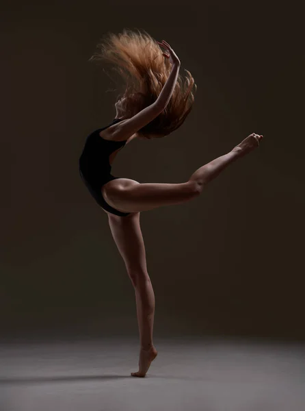 長い髪のダンスとバレリーナ — ストック写真