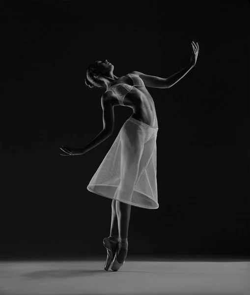 Балерина Танцует Пуантах Белой Юбке — стоковое фото