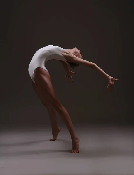 Menina Flexível Dançando Couro Branco — Fotografia de Stock