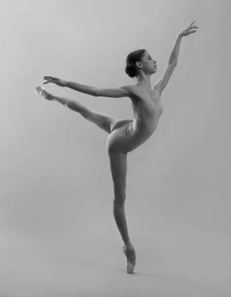Ballerina Che Balla Con Scarpe Punta Foto Bianco Nero — Foto Stock
