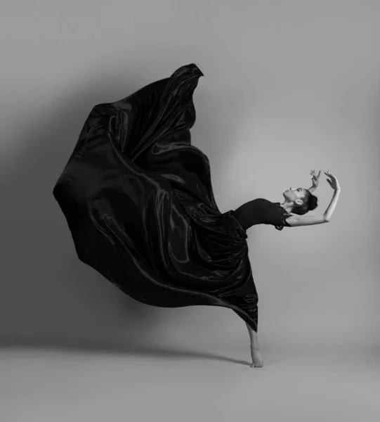 Ballerine Dansant Robe Noire Volante — Photo