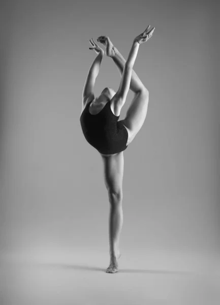 Rugalmas Lány Táncol Fekete Tornadresszben — Stock Fotó