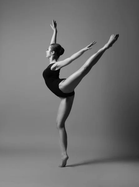 Menina Flexível Dançando Couro Preto — Fotografia de Stock