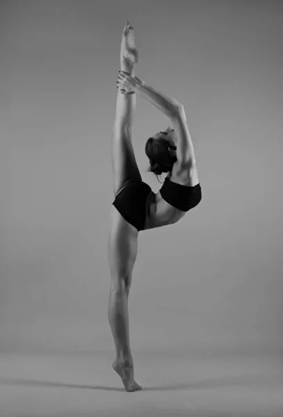 Chica Flexible Haciendo Cordel —  Fotos de Stock