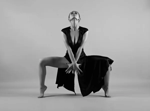 Flexible Fille Dansant Robe Noire — Photo