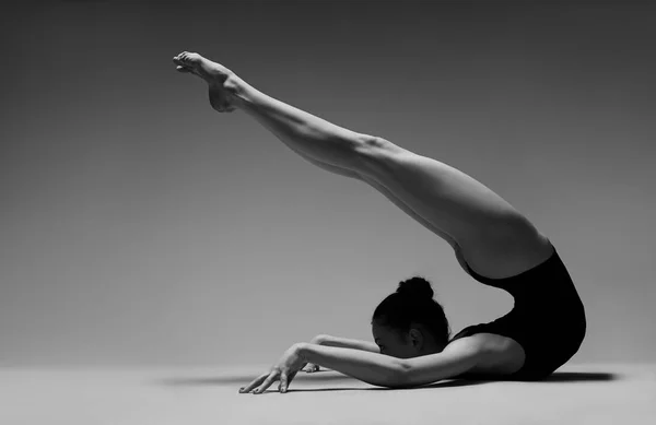 Gymnast Poseren Vloer Zwart Wit Foto — Stockfoto