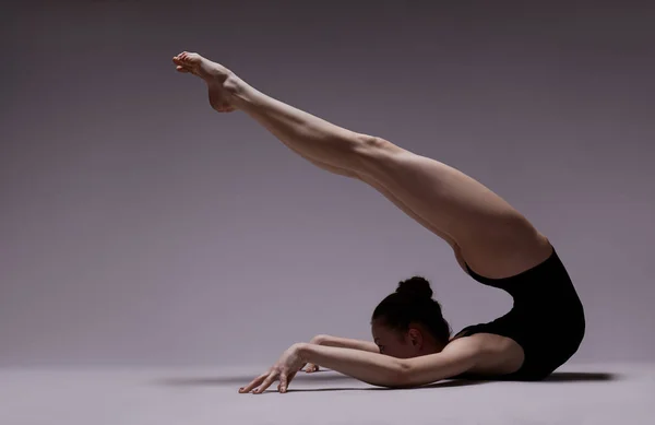 Gymnast Posing Floor — Stock Photo, Image