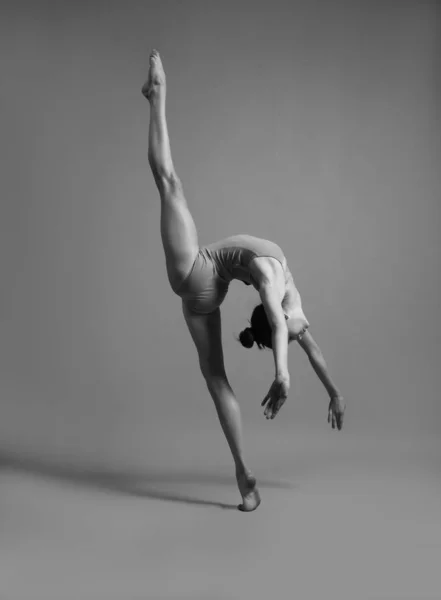 Bailarina Fazendo Fio Enquanto Está — Fotografia de Stock