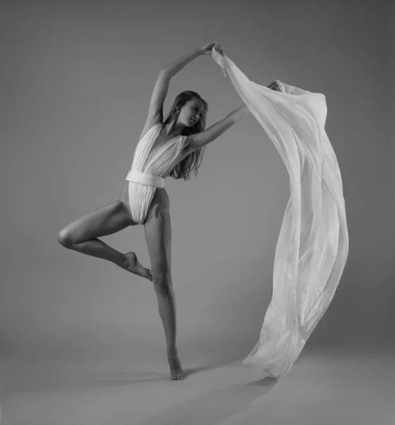 Dziewczyna Tańczy Białą Tkaniną Latającą — Zdjęcie stockowe