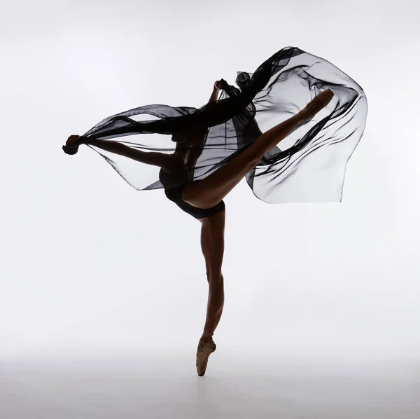 Балерина Пуантах Танцует Черной Летающей Тканью — стоковое фото