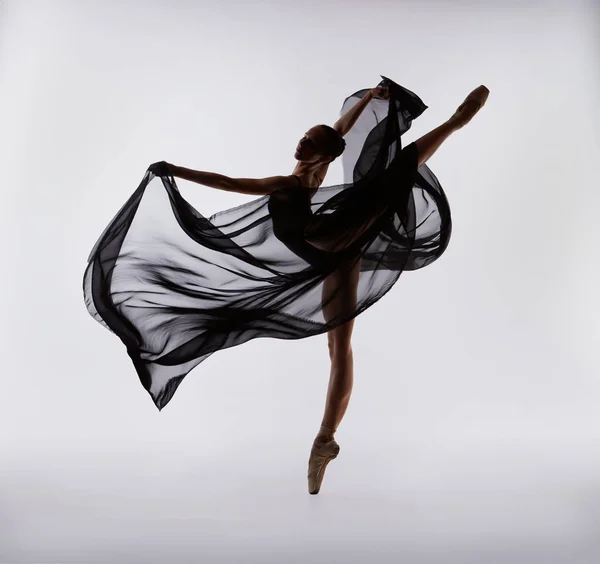 バレリーナでポイントシューズダンスで黒飛行布 — ストック写真