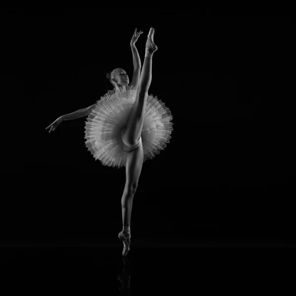 Ballerina Tančí Baletní Sukýnce Špičatých Botách Černobílá Fotografie — Stock fotografie