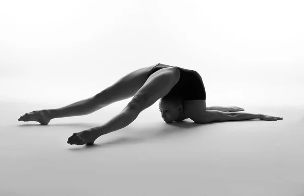 Chica Flexible Posando Maillot Negro Foto Blanco Negro —  Fotos de Stock