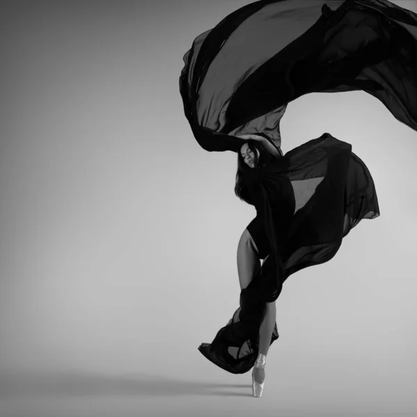 Ballerine Posant Avec Tissu Volant Noir — Photo