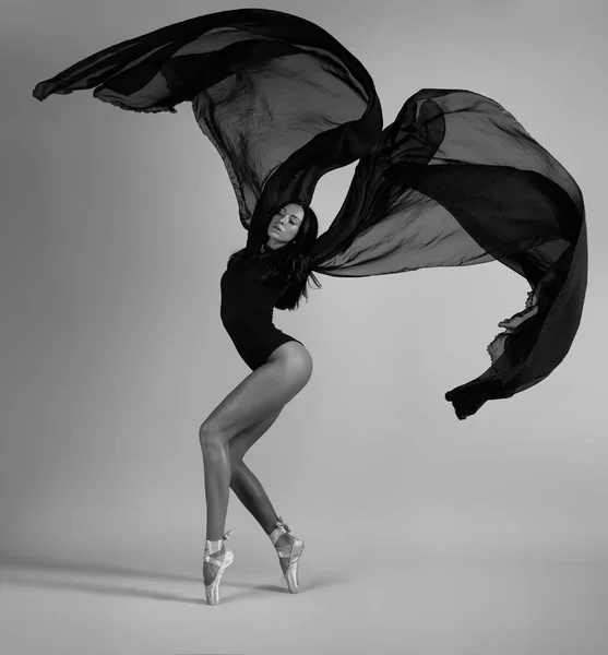 Ballerine Posant Comme Oiseau Avec Tissu Volant Noir — Photo
