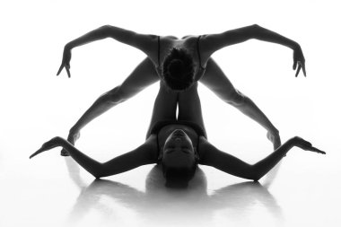 iki kızla birlikte poz 