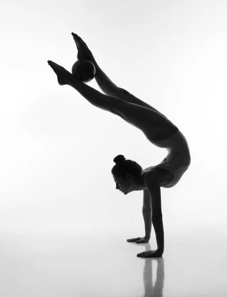 Gymnast Stands His Hands Holds Ball His Feet — Stock Photo, Image