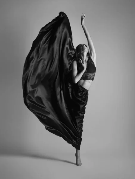 Bailarina Dançando Saia Voadora Preta — Fotografia de Stock