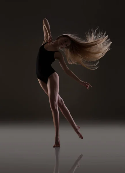 Menina Flexível Com Longa Dança Cabelo Loiro — Fotografia de Stock