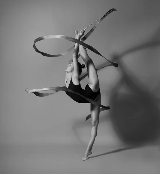 Gymnastka Tančí Gymnastickou Páskou Černobílá Fotografie — Stock fotografie