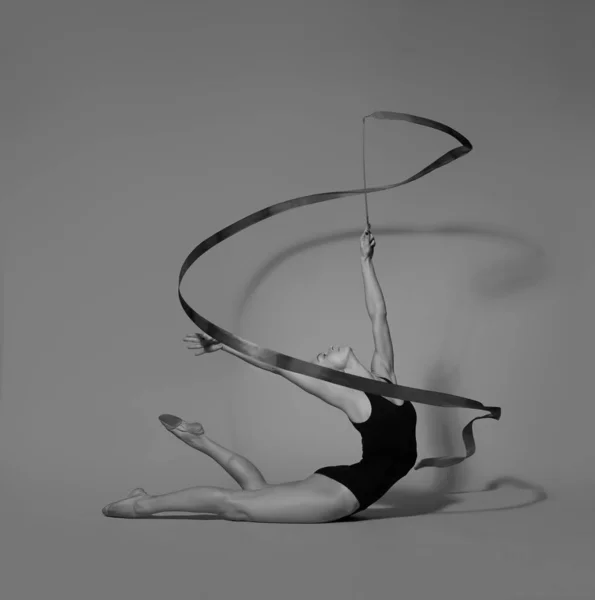 Gymnastka Pózuje Gymnastickou Páskou Podlaze Černobílá Fotografie — Stock fotografie
