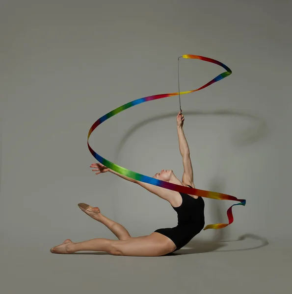 Gymnastka Pózuje Gymnastickou Páskou Podlaze — Stock fotografie