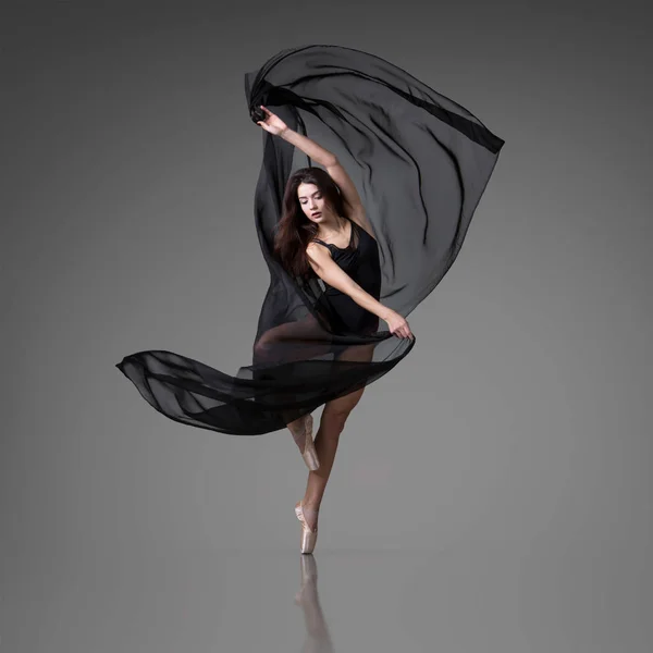 Ballerina Dansen Met Zwarte Vliegende Doek — Stockfoto