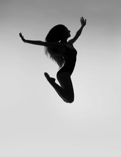 Meisje Met Lang Haar Springen Achtergrondverlichting — Stockfoto