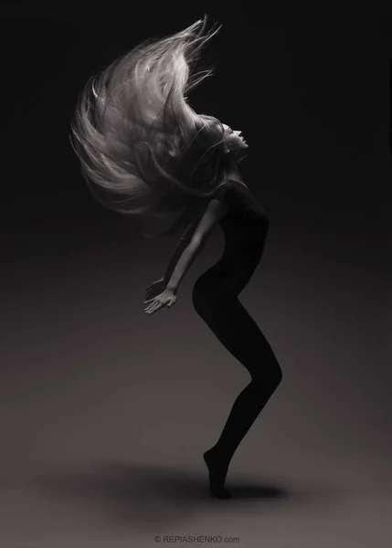Fille Avec Longs Cheveux Blonds Dansant Costume Noir — Photo