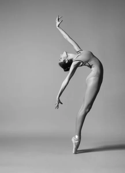 Ballerina Posiert Spitzenschuhen — Stockfoto