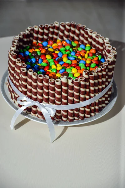 Torta Con Caramelle Multicolori Lucenti Piatto — Foto Stock