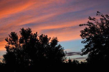Mavi gökyüzüne karşı kızıl gün batımı
