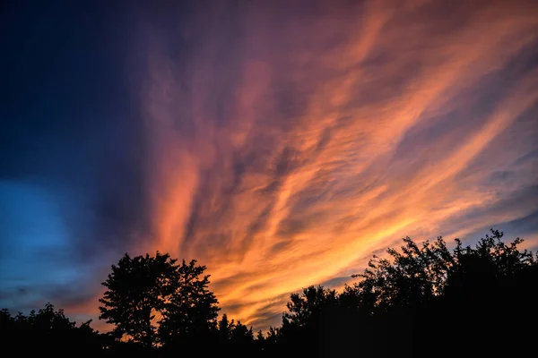青空に対する深紅の夕日 — ストック写真