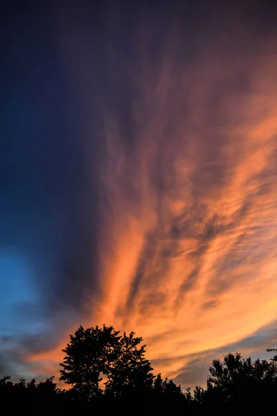 青空に対する深紅の夕日 — ストック写真