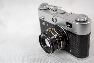 Beyaz zemin üzerinde lens olan eski kamera