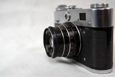 Beyaz zemin üzerinde lens olan eski kamera