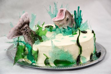 Sudaki balıklarla süslenmiş kek.