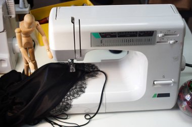 Stüdyoda dikiş dikmek ve kıyafet yaratmak.