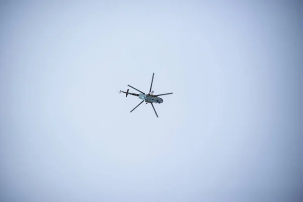 直升机在空中飞行 — 图库照片