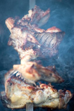 Çiğ et, kömürde kızartılıyor.