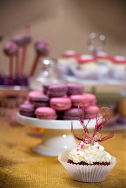 Renkli şekerlerden yapılmış çikolata.