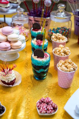 Renkli şekerlerden yapılmış çikolata.