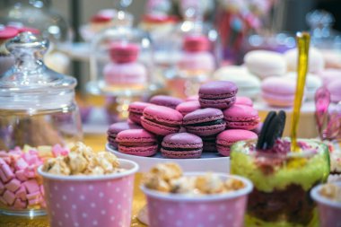 Renkli şekerlerden yapılmış çikolata.