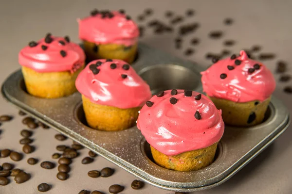 Magdalenas Con Crema Roja Chispas Chocolate —  Fotos de Stock