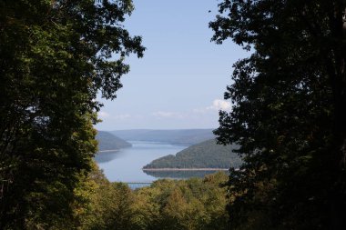 Allegheny rezervuar ormanda bir mola ile görülebilir, güzel sahne için bir çerçeve olarak hareket. Bir köprü çerçevenin alt kısmında yer alır ve ötesinde yeşil dağlar.