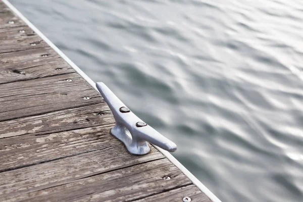 Una Argolla Metálica Usada Para Anclar Barcos Muelle Agua Cercana —  Fotos de Stock