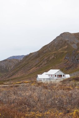 Eski vintage cookhouse bağımsızlık benim karlı bir altın madeni eskiden Park Devlet. Bina ahşap planking inşa edilmiştir ve bir çayır ve dağlarla çevrili.