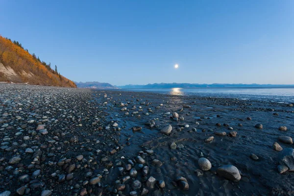 Moonrise Plaży Parku Kincaid Anchorage Alasce Można Zobaczyć Księżyc Wznosi — Zdjęcie stockowe